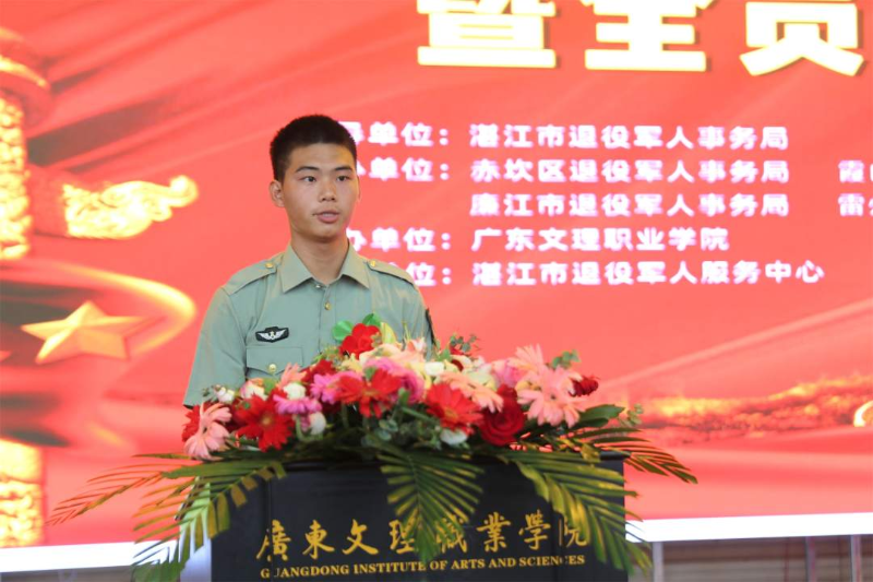 ▲退役士兵代表杨观武表示主动融入社会