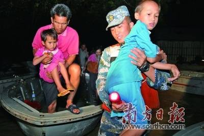 每当自然灾害袭击湛江时，驻湛部队都积极投入抢险救灾工作。