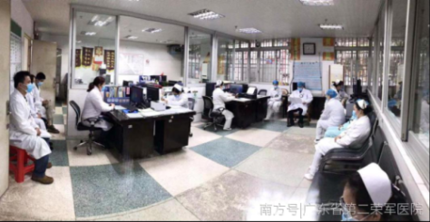 荣军二区医护人员在科室会议上学习消毒工作
