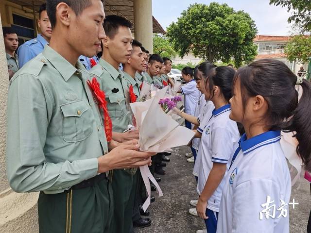 9月19日，佛冈县开展退役士兵适应性培训活动，佛冈县学生代表为退役士兵献上鲜花。