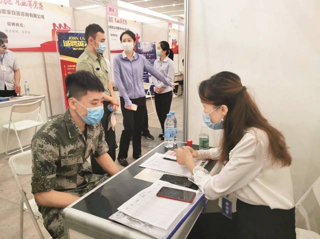 退役军人现场应聘。惠州日报记者游璇钰 摄