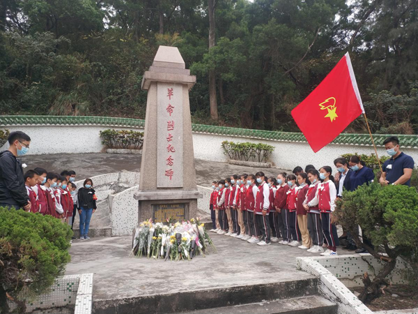 湾仔社区党委联合鸿景小学到湾仔革命烈士纪念碑开展祭扫活动