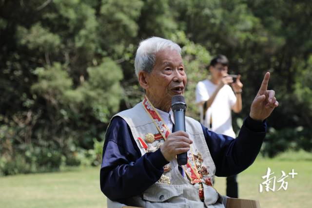 东莞军休人员庆祝建党100周年快闪活动。