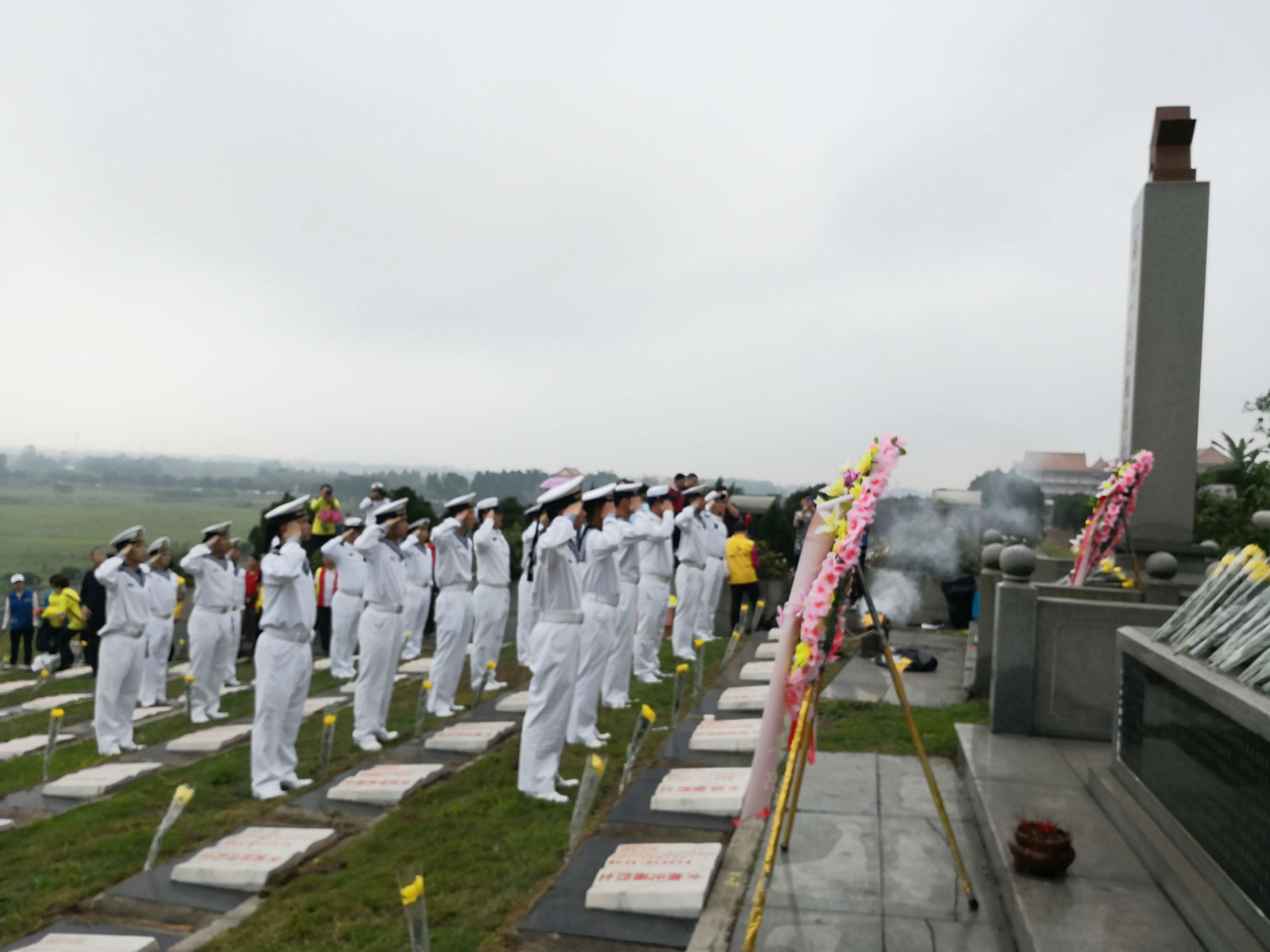 1海军91526部队官兵向烈士致敬。梁利灵摄.jpg