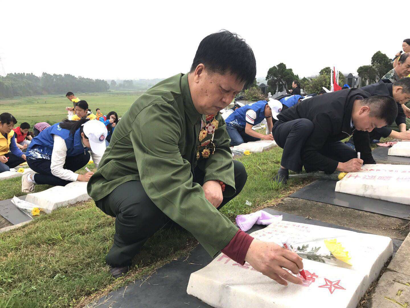 6一笔一划，认真描摹。梁利灵摄.jpg