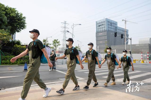 每次出勤，以退役军人为主要组成成员的“光荣到家”家政队伍都会列队踏步入场。