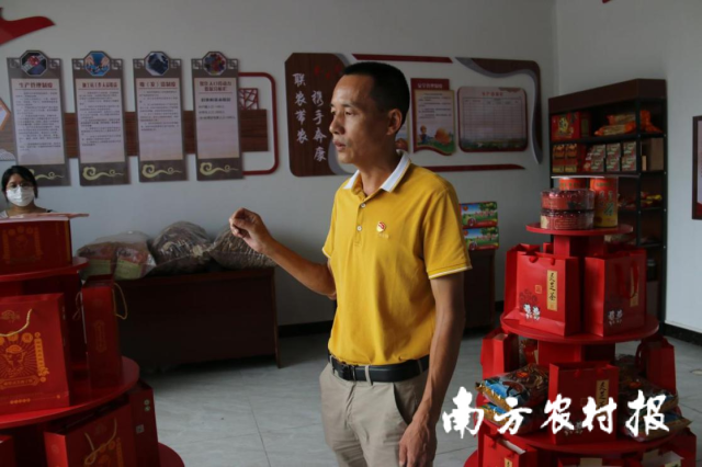 “兵支书”吴志辉讲解旧寨村产业发展情况。 
