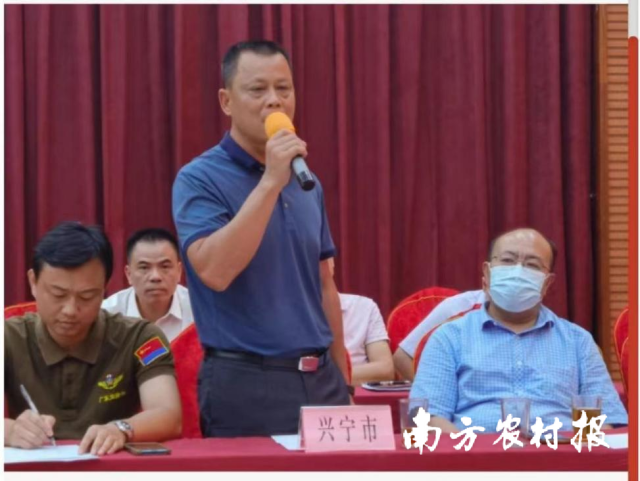 兴宁市水口镇水东村党总支部书记黄秋龙分享参军经历。 
