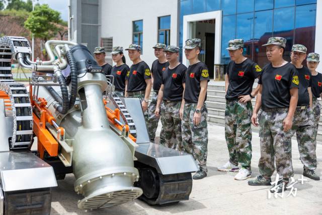 一次日常训练后，队内组织队员们学习观摩先进的排涝设备，学习应对险情中的突发情况。 